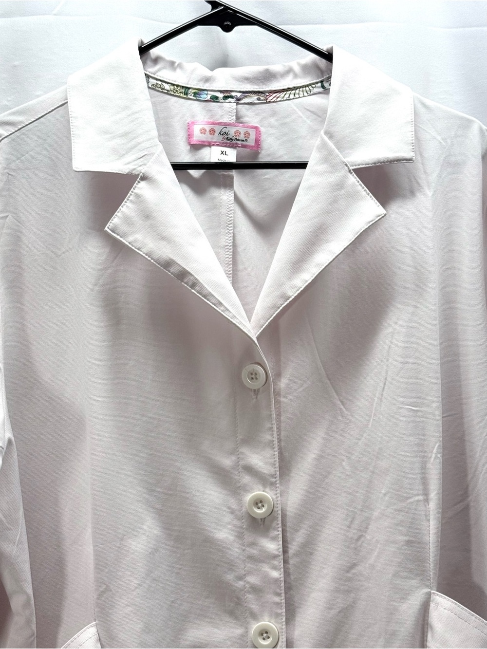 Koi Women’s Janice White Lab Coat Size XL - Picture 5 of 9